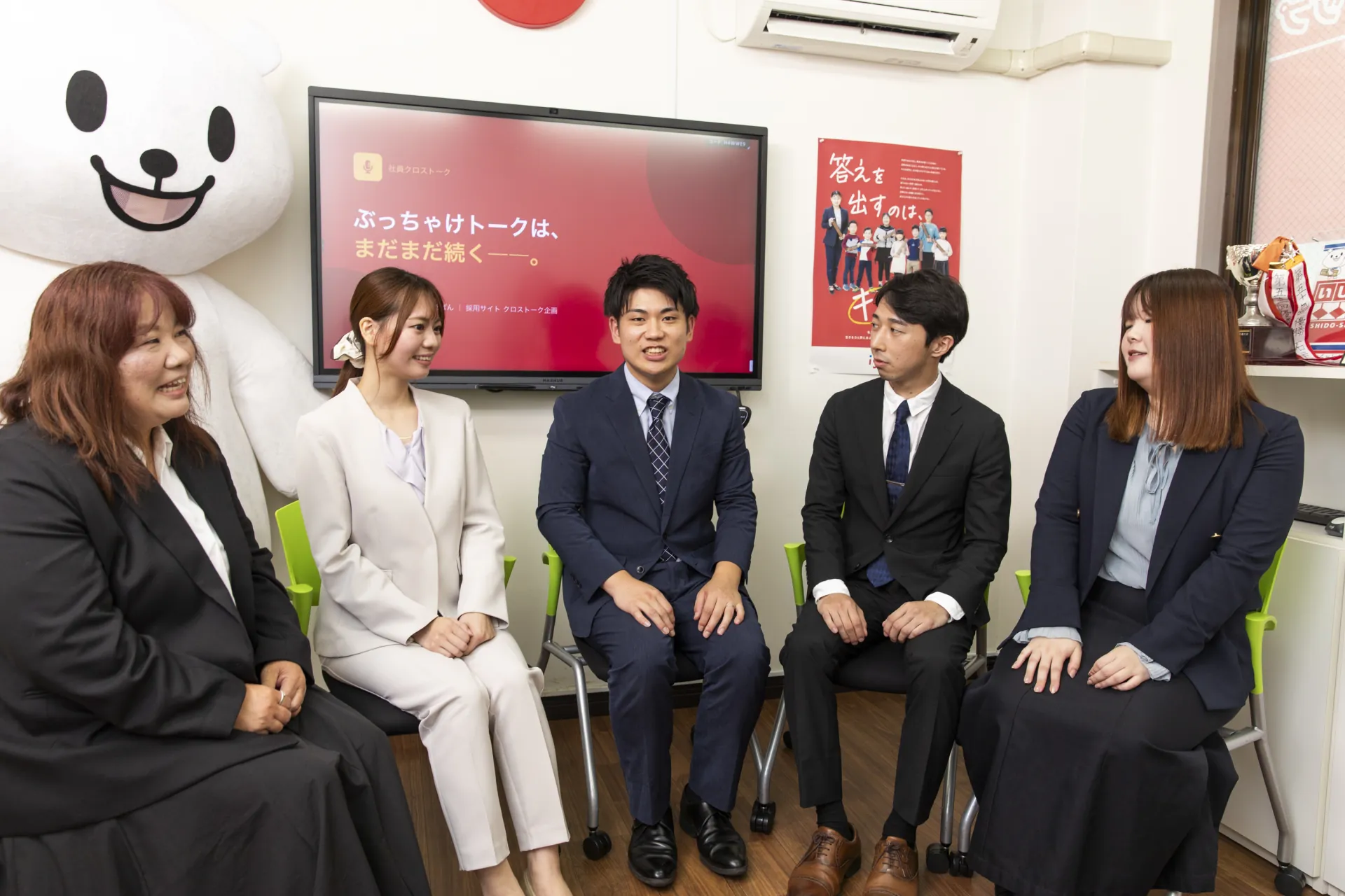 5名の社員が車座になって本音で語り合う座談会